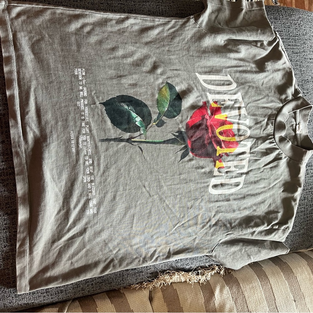 Gray Graphic T-Shirt with Rose Design